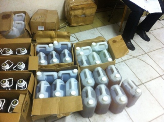 Полицейские нашли у 21-летнего калининградца около 500 литров суррогатного алкоголя (фото)