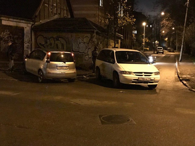 На улице Репина в Калининграде автомобиль сбил женщину на тротуаре