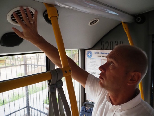 Начальник транспортного управления Олег Кутин проверяет систему кондиционирования в общественном транспорте