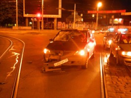 Ночью около ТЦ «Плаза» водитель такси «Кобра» сбил велосипедистку