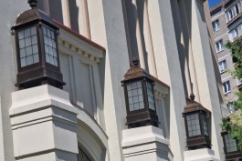 На фасаде Историко-художественного музея в Калининграде установили копии фонарей-гигантов