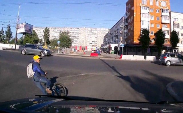 Мальчик на велосипеде упал перед движущимся автомобилем на Ленинском проспекте в Калининграде
