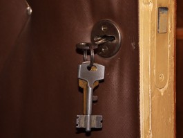 Жильцы аварийного дома на Московском проспекте получили ключи от новых квартир