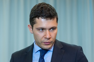 Алиханов: Мы не удовлетворены темпами ремонта домов на Ленинском проспекте