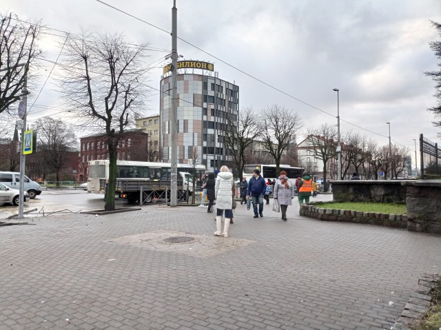 Очевидцы: у «Атлантики» в Калининграде автобус насмерть сбил человека