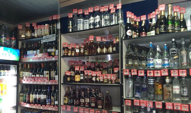 После жалобы покупателя полицейские изъяли из магазина в Зеленоградске 400 литров алкоголя (фото) (фото)