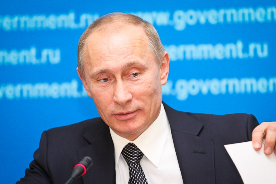 Владимир Путин порвал листовку оппозиционной партии во время визита в Калининград (видео)