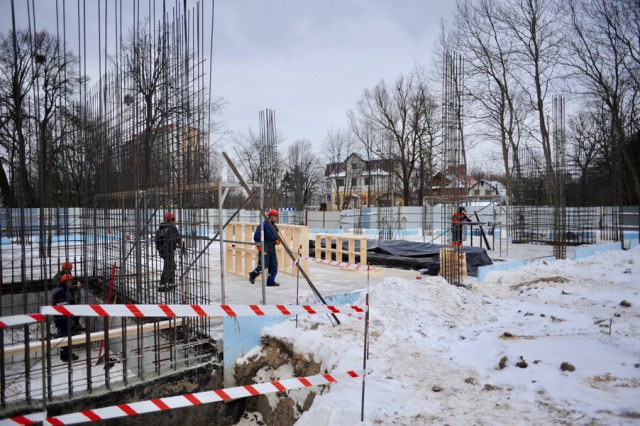 «ФОК вместо магазина»: на улице Дзержинского строят трёхэтажный спортивный центр (фото)
