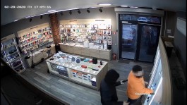 Очевидцы: В Калининграде вооружённый преступник похитил iPhone 11 из салона электроники (видео)