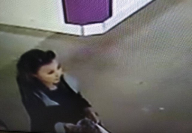 В Калининграде полиция разыскивает женщину по подозрению в краже из примерочной в торговом центре