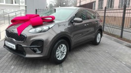 Губернатор вручил машину родителям миллионного жителя Калининградской области