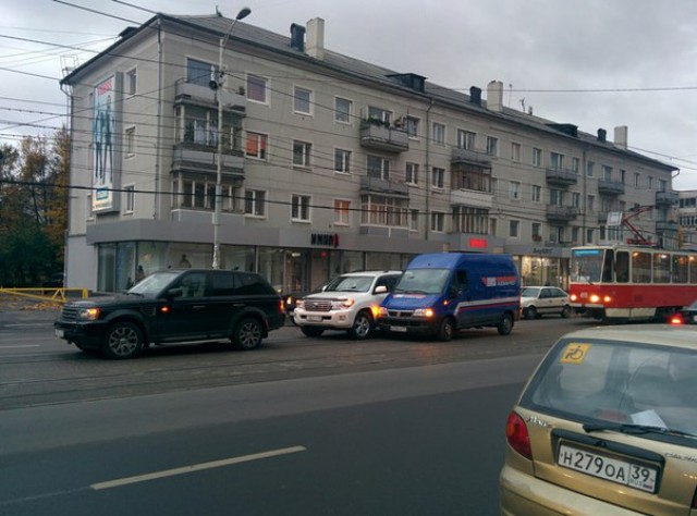 На трамвайных путях в центре Калининграда столкнулись три автомобиля (фото)