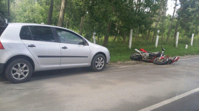 Очевидцы: Под Балтийском мотоциклист при обгоне врезался в автомобиль