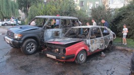 УМВД: Автомобили загорелись на ул. Леонова из-за неосторожного обращения с огнём (фото)
