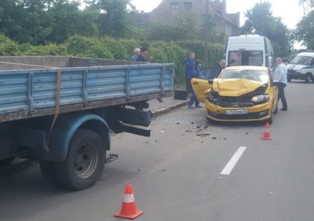 В Советске водитель такси врезался в припаркованную машину: погибла 75-летняя женщина
