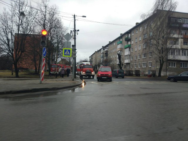 В Черняховске пожарная машина врезалась в дерево