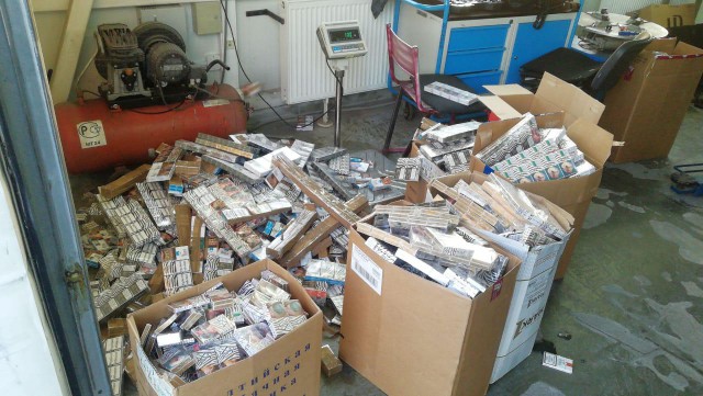 На границе Калининградской области задержали два «Мерседеса» с 16 тысячами пачек сигарет