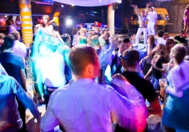 Депутаты Облдумы предлагают штрафовать родителей, отпускающих детей в ночные клубы (фото, видео)