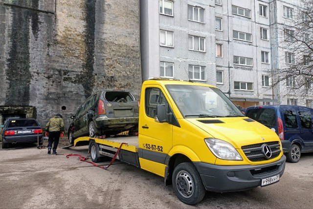 В Калининграде начали эвакуировать брошенные автомобили по новым правилам 