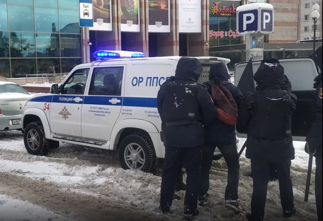 На несогласованной акции в центре Калининграда задержали несколько человек