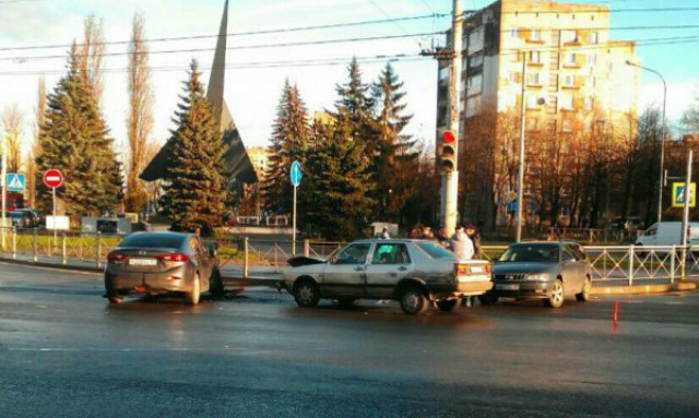 На Советском проспекте в Калининграде столкнулись три автомобиля (фото)
