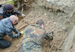 Поисковики нашли под Калининградом братскую могилу советских воинов