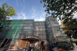 В Калининграде приступили к ремонту исторического дома с декором на Красной (фото)