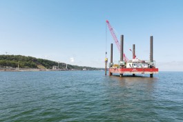 В Светлогорске установили морскую платформу с краном для строительства волноломов