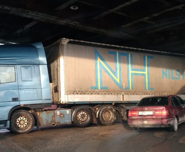 На двухъярусном мосту в Калининграде застряла фура: движение заблокировано