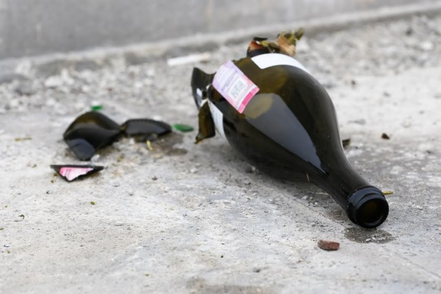 УМВД: Калининградец бросил бутылку на машину женщины, которая забирала ребёнка из детсада