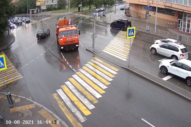 ГИБДД: Перед ДТП с мальчиком на Гагарина в Калининграде на дорогу вытекла техжидкость с грузовика 
