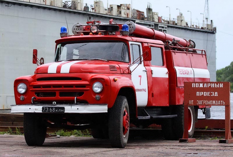 Пожарные эвакуировали бомжа из горевшего в Калининграде теплопункта