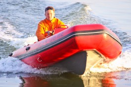 В Калининградском заливе спасатели пришли на помощь рыбаку