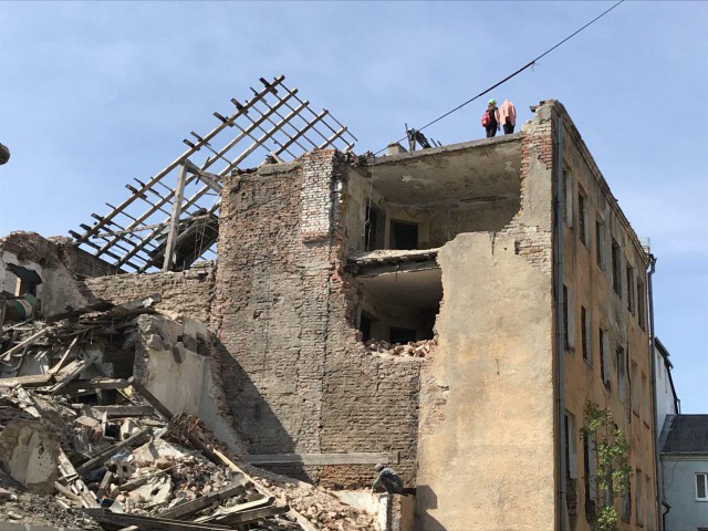 Опасные путешествия детей по разрушенному зданию рядом с Кройц-аптекой