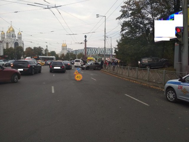УМВД: В результате массового ДТП в центре Калининграда пострадали два 17-летних пешехода