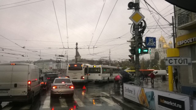 На площади Победы в Калининграде столкнулись два автобуса