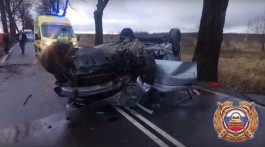 В Гурьевском округе «Лада» врезалась в дерево: погиб пассажир