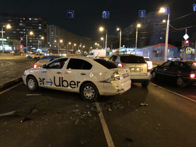 Очевидцы: В Калининграде «Гелендваген» протаранил три автомобиля такси 