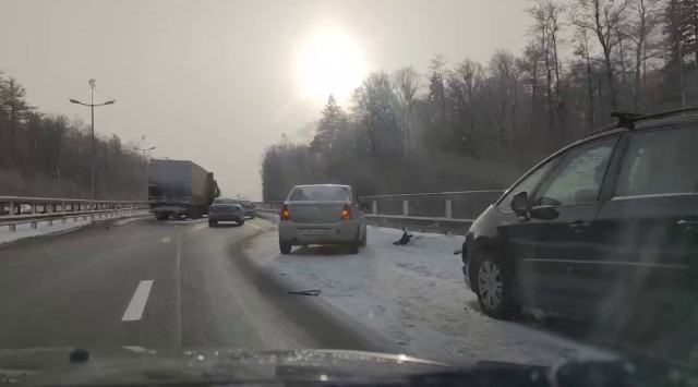 На Приморском кольце произошло массовое ДТП: грузовик перегородил часть дороги (видео)