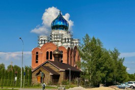 На новый храм в микрорайоне Сельма в Калининграде установили главный купол (фото)