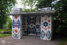 На автобусной остановке в Правдинском округе очистили мозаику 1979 года  (фото)