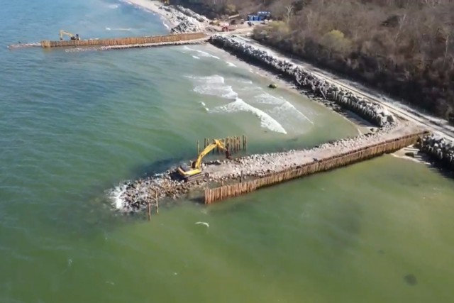 На побережье Светлогорска завезли 15 тысяч тонн гранитного камня для строительства волноломов