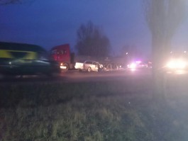 На окраине Калининграда «Мерседес» врезался в грузовик