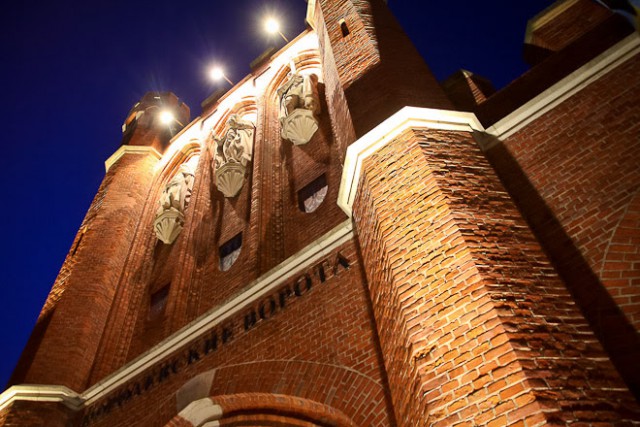 На фасаде Королевских ворот в Калининграде начали реставрировать горельефы и гербы 