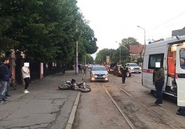 На проспекте Победы в Калининграде мотоциклист въехал в столб: водитель получил травмы
