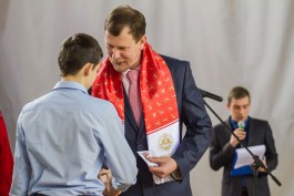 Знак вручает посол ГТО в Калининграде Дмитрий Розинкевич
