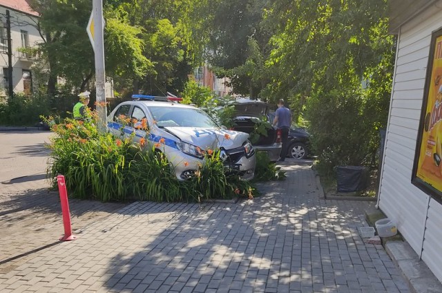 В Калининграде автомобиль ДПС вылетел на клумбу после столкновения с «Рено»