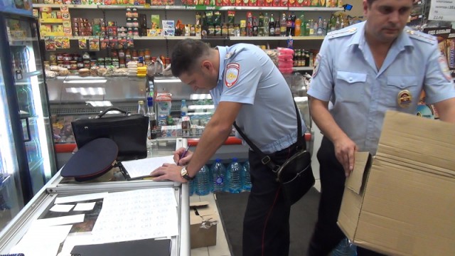 В магазине «Гоша» на ул. Борзова полиция изъяла 600 литров алкоголя без акцизных марок (видео)