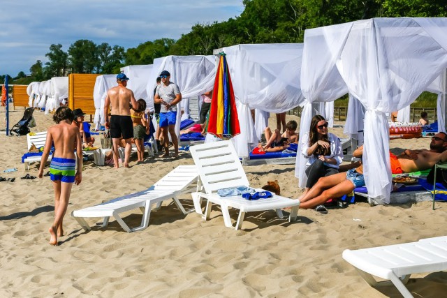 Власти Янтарного пообещали усилить контроль за курящими на пляже