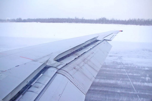 Из-за ночного снегопада в «Храброво» задерживается несколько рейсов